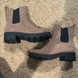 Women's Tan Old Navy Chelsea Boots size 6